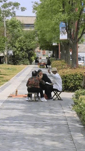 算命的大爷无论如何也想不到，今日给人算命竟碰上了一位硬茬的大妈……仅从肢体语言判