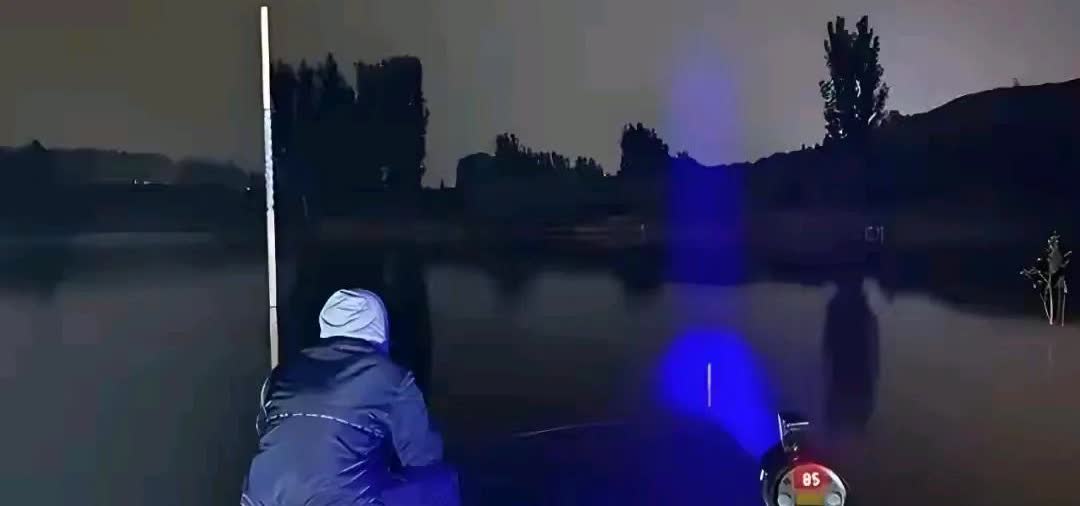 近日湖南一地发生一起令人痛心的意外事故，一男子夜钓，后来因为瞌睡了，便上车睡觉，