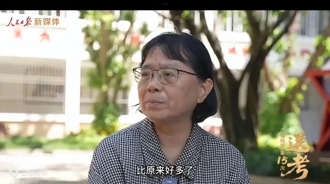 张桂梅的想法真变了
过去她对孩子们说
走出去，别再回头
别背包袱，别找学校
飞多