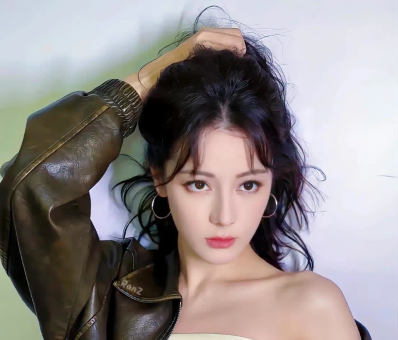 终于明白了，
迪丽热巴为什么在综艺的话那么少了，
查了一下才知道，原来她只要
