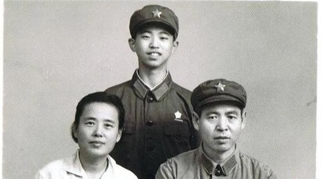 1971年，新兵董耀东被领导叫到会议室谈话。他忐忑不安推开大门，却发现一屋领导。