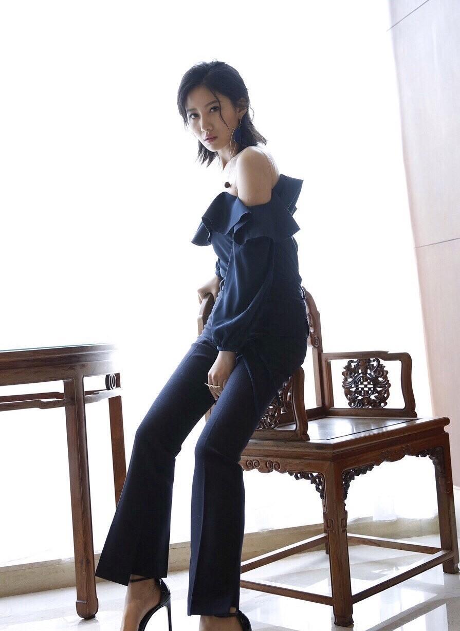 2016年，主演网络剧《余罪》，首次出演女一号。