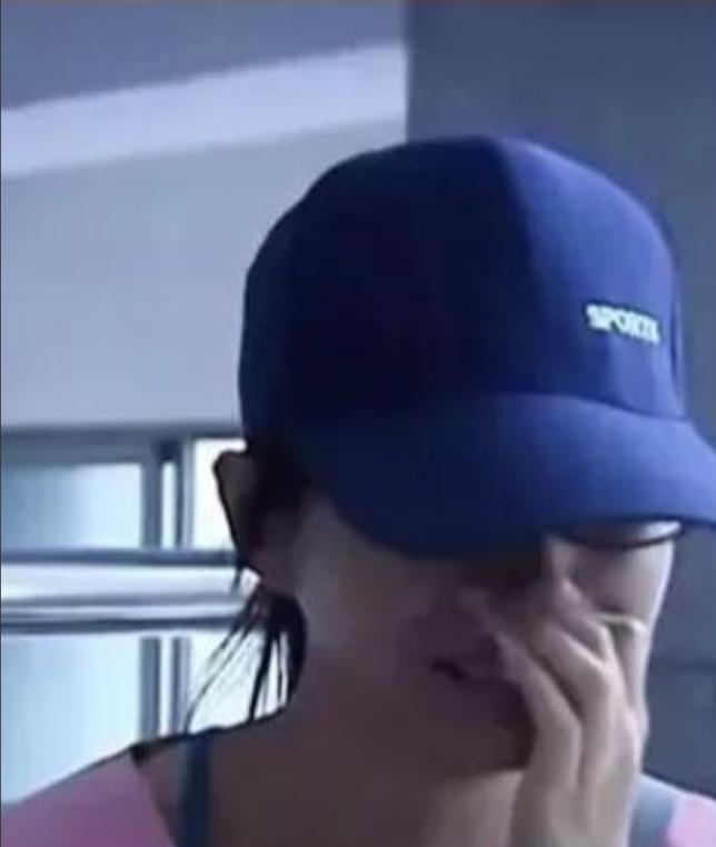 痴情男狂追一女子八年，8次求婚遭到8次拒绝，无奈之下男子另觅她人，婚前给女子送来
