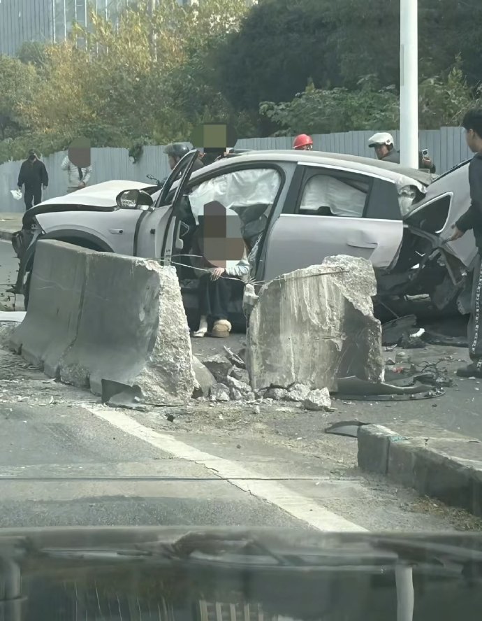 这个石墩切面就看到上部两根钢筋
强度不高的，混凝土标号大概也就30，这石墩强度不