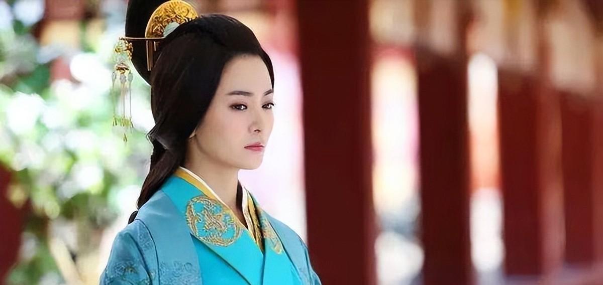 公元121年，汉安帝刘祜闪亮登场，当上了皇帝。那时候，邓太后掌权，蔡伦就成了她的
