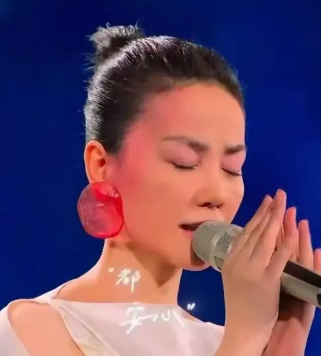 王菲的哥哥王戈一生未婚未育，几年前因病去世。邻居歌手黑妮说，王菲的哥哥一生都没有