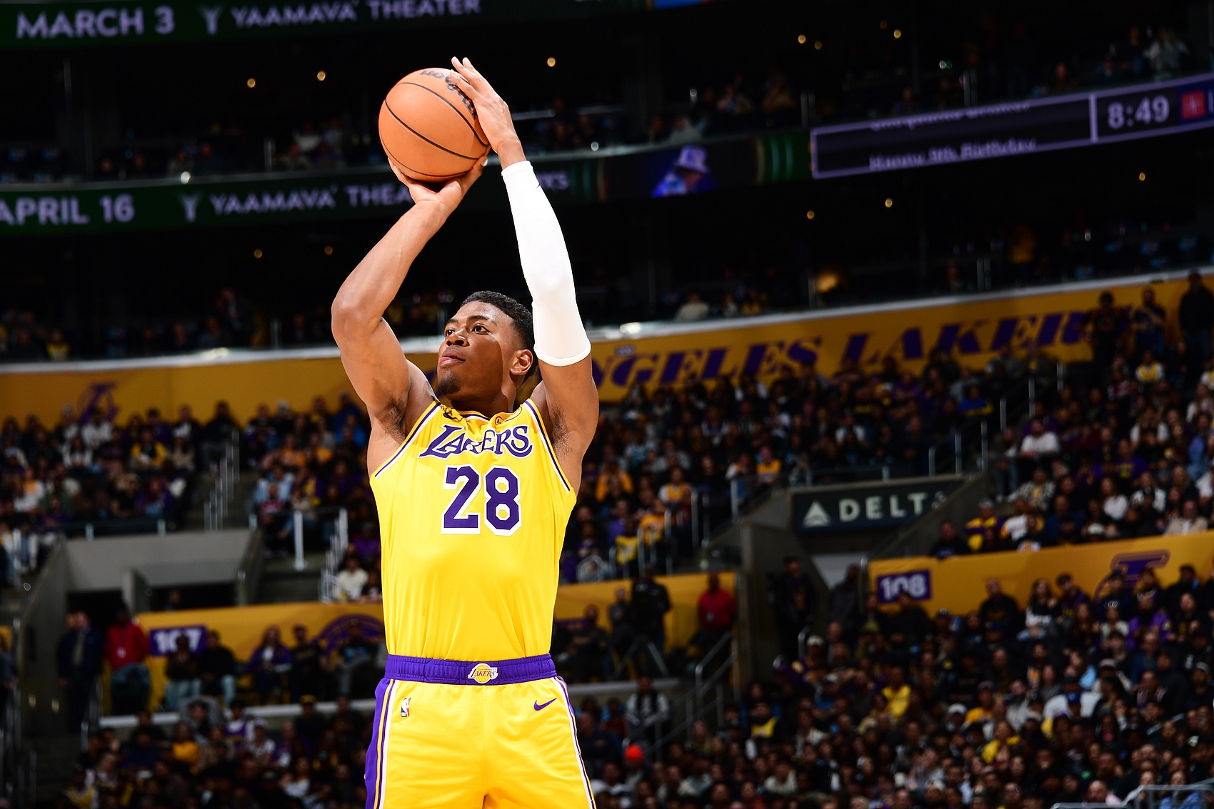 湖人在客场121比111击败黄蜂的几个惊喜！

1.里弗斯在球队上让首发和衔接段