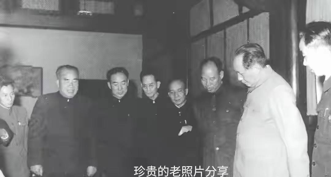 珍贵的一张老照片。
60年代初。毛主席和朱德元帅，李富春同志，彭真同志等在时任北