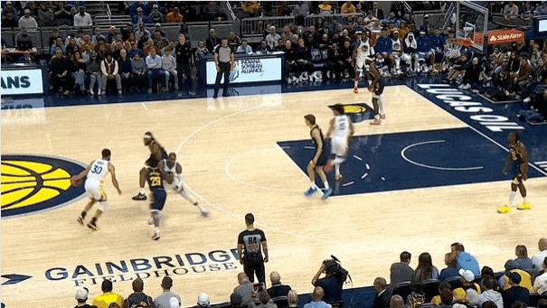 库里再次被杰克逊掏球完成抢断，后者反击打进打停勇士