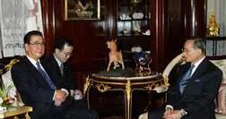 2002年9月4日，李鹏前往位于华欣的泰国王宫，与泰国国王普密蓬·阿杜德和公主诗