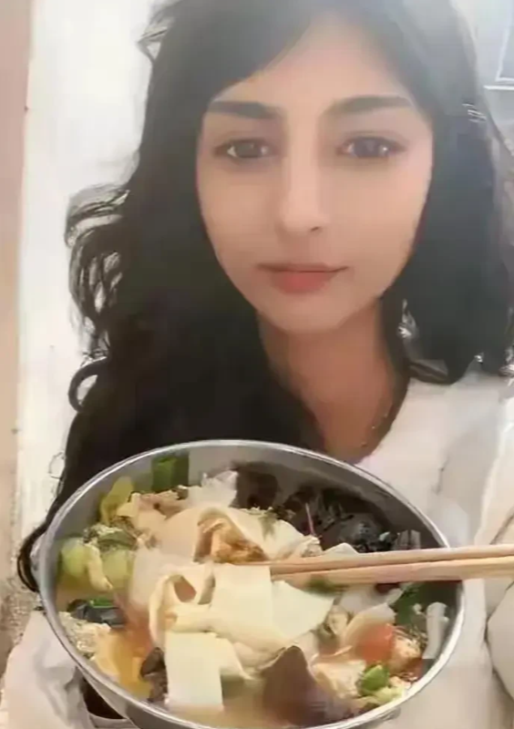 新婚3天就翻车！小黑妮踩的坑，和嘎子当年一模一样
 
河南网红小黑妮新婚宴上的操