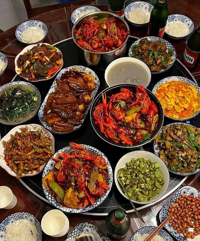 小叔子今天生日，婆婆让我做几个可口的饭菜，从早忙到晚，精心做了他爱吃的饭菜，有家
