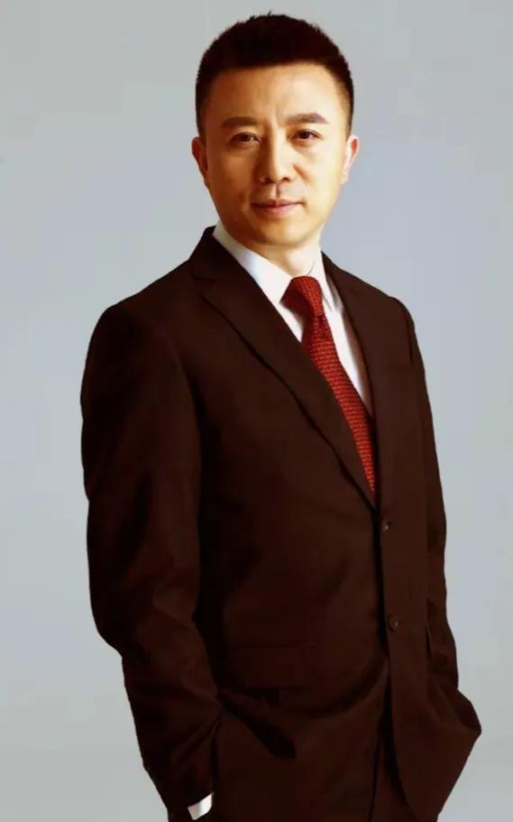 潘涛1971年生于北京，6岁回成都生活。受在四川人艺工作的母亲影响，他从小热爱文