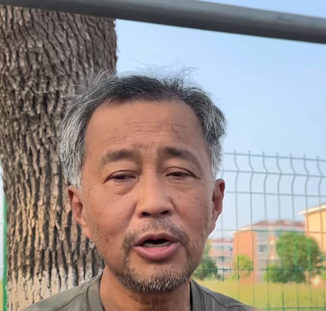 沈巍劝一网友不要跟女子吵架，他说不是说男人打不过女子，不打是谦让，是一种美德。“
