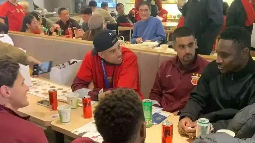 罕见！赛后：前申花外援成功打入海港内部：其乐融融，相谈甚欢