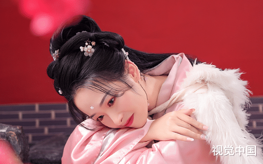 和真千金换嫁后，我捡漏了隐藏大佬