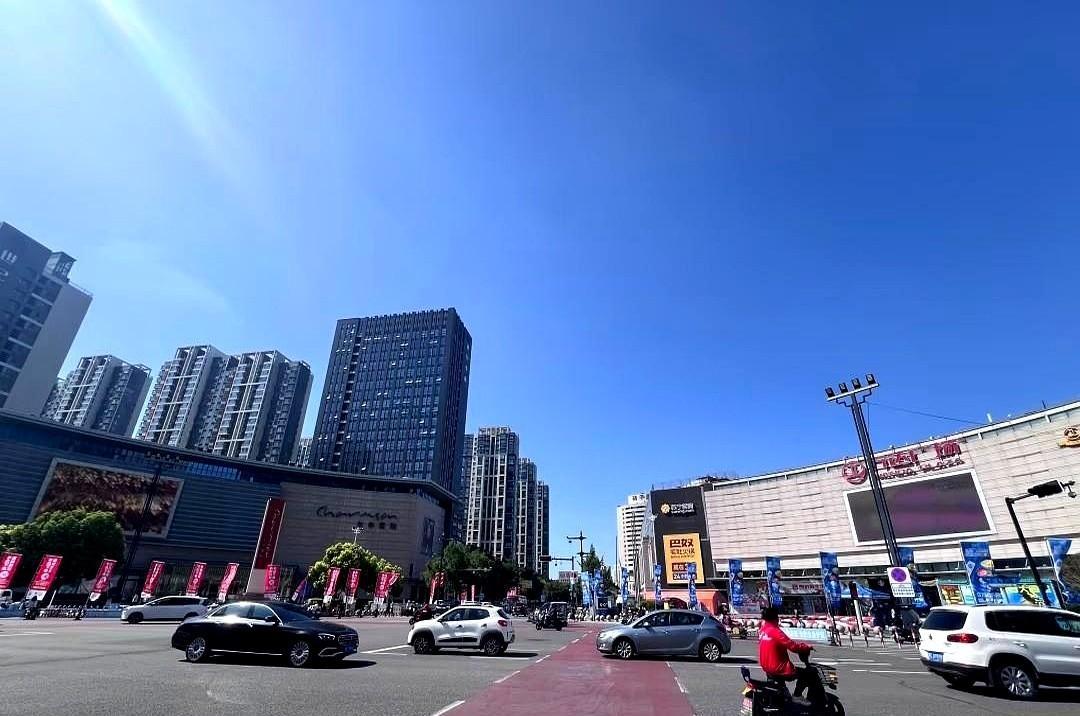 涧西万达门口两排旗，蓝盒马对红大张，中间隔着一条马路，火药味够冲。
大张连夜把“