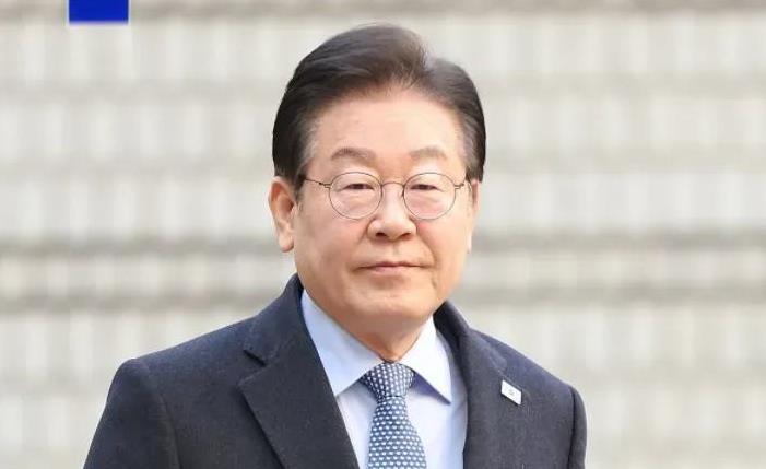 韩国这是不闹了，实现世纪大和解了。据报道，韩国最大在野党党首李在明被判定无罪。之