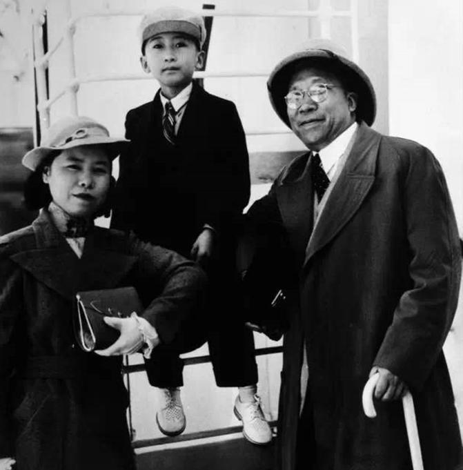 1947年除夕夜，特务将杨虎城的妻子谢葆真绑在椅子上，用针头插进她的大腿，凄惨的