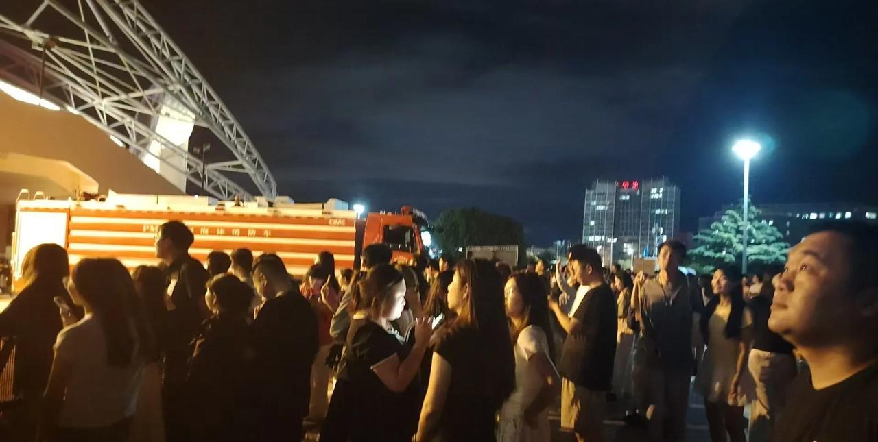 真没想到张韶涵烟台演唱会，竟然吸引这么多人前来观看。场内的情况不大了解，单说场外