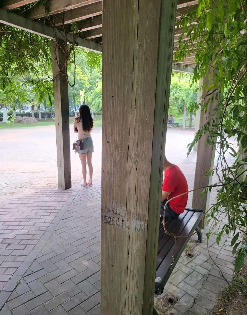 这是在干嘛 是在等谁呀？