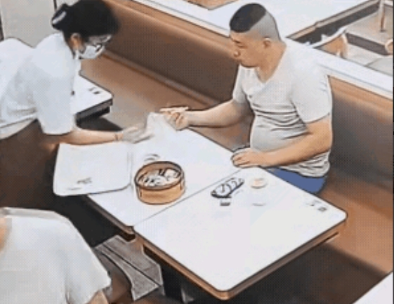 吃早餐遇惊魂！男子被服务员打翻滚烫骨头汤烫大腿，网友：这馄饨 