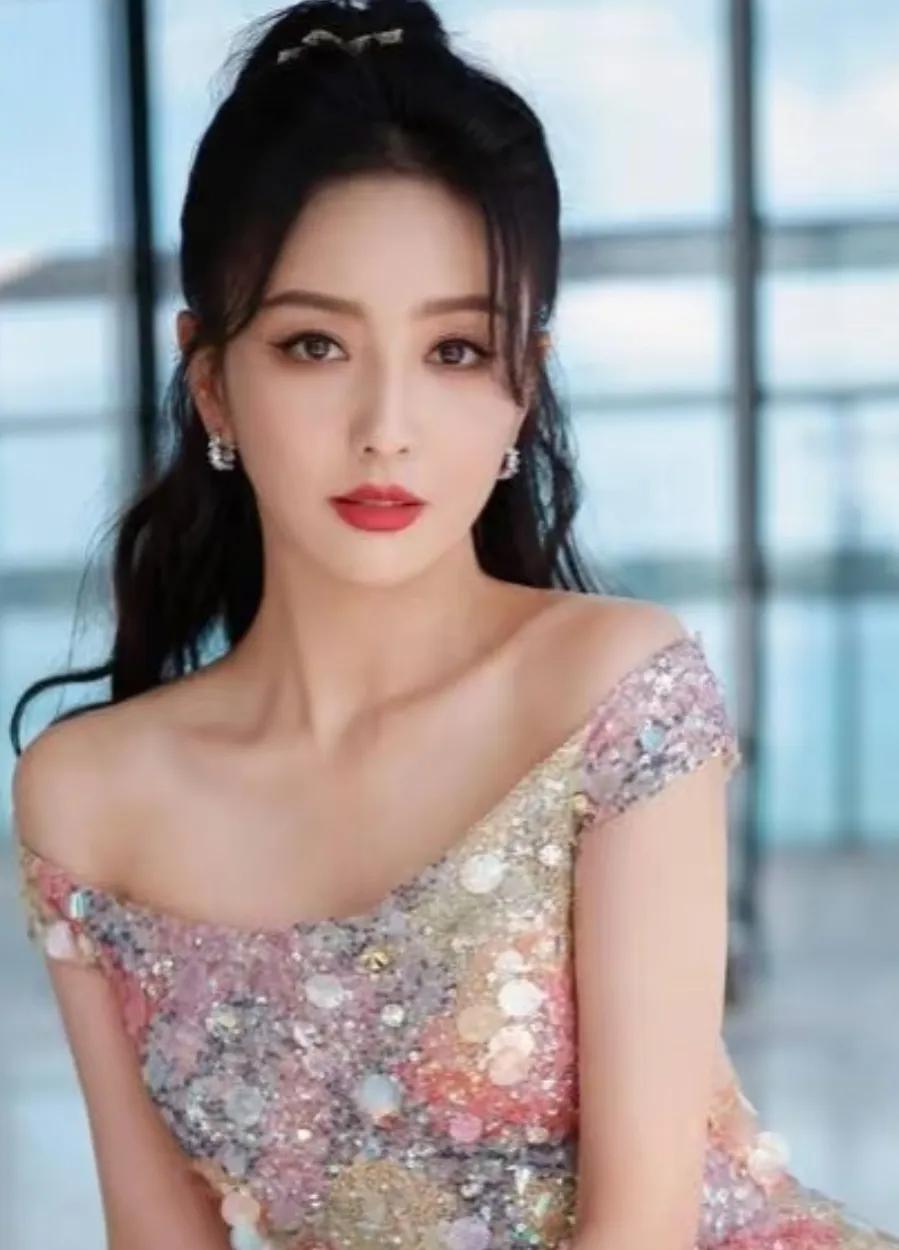 佟丽娅和迪丽热巴都是来自新疆的美女明星。
佟丽娅天生的异域风情，妩媚，优雅，甜美