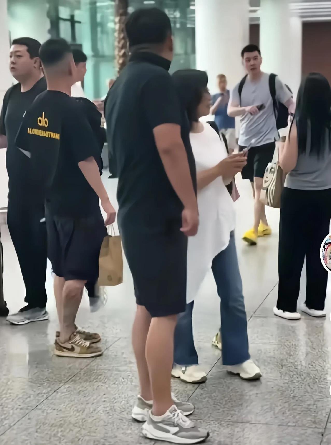 杨鸣与总经理刘子庆结束美国之行，于7月17日回国，这无疑让辽篮球迷的心悬了起来，