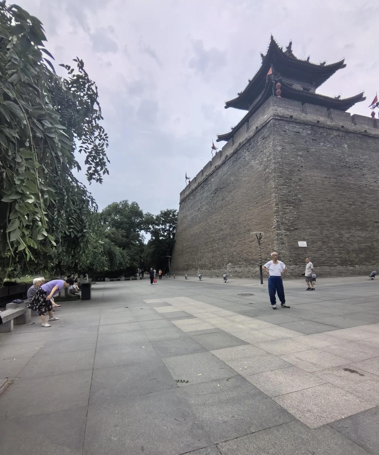 表示不要去操心不该自己操心的事，也体显一种事不关己，高高挂起的冷漠态度。