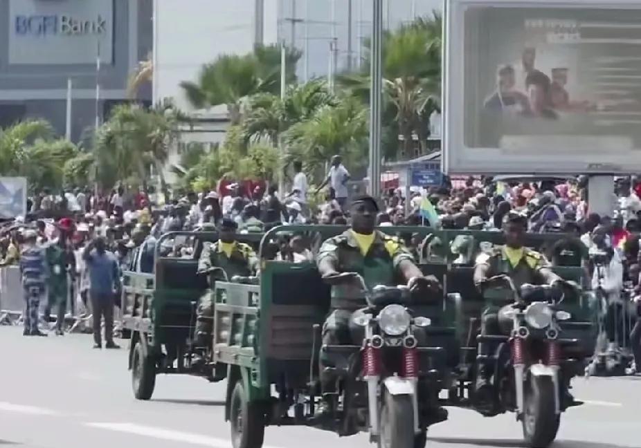 中国的三蹦子出息了，不仅远销欧美让老外也开始摆摊，这次还出现在了阅兵仪式上。
目