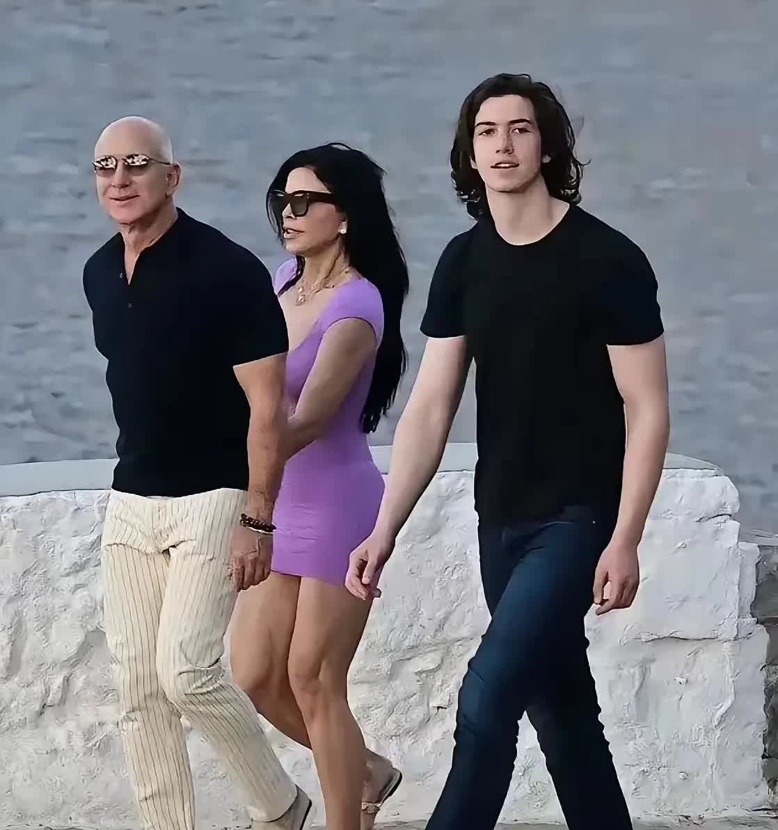 地表最强女人，55岁的桑切斯黑脸、大嘴、五短身材、低胸超短裙，挽着世界首富老公走