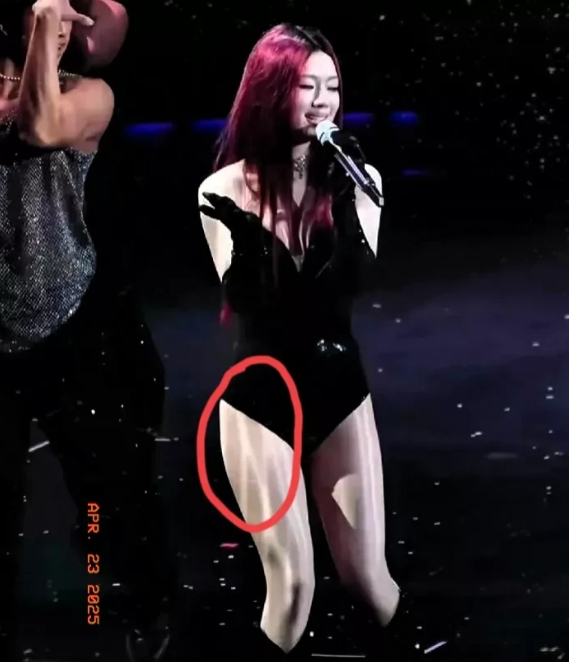 昨晚南京奥体中心的演出，单依纯的身材引发网友热议。   

昨晚南京奥体中心举办