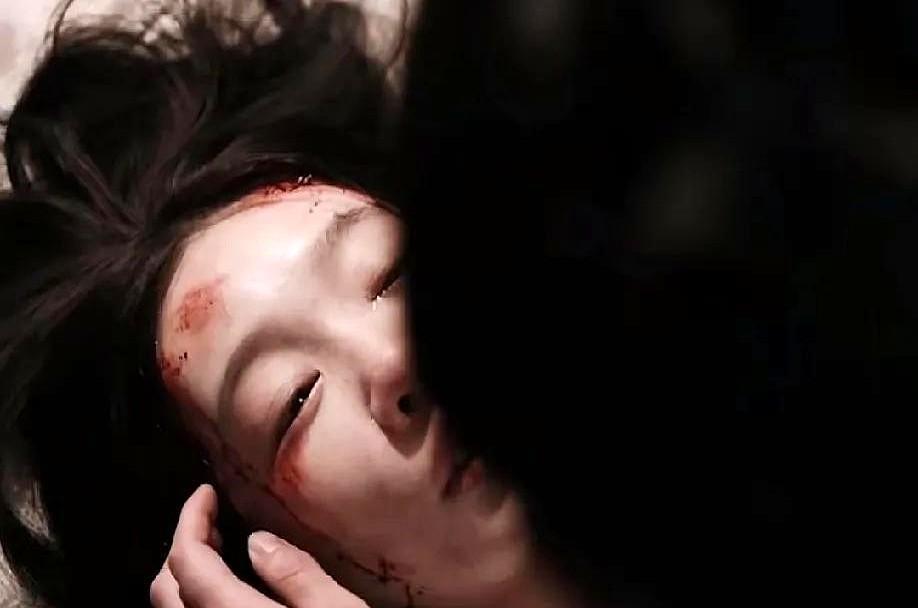 我的天呐，这个网剧彼岸灯塔，真的是炸裂，女主被一个富二代喜欢，拒绝他后，富二代串