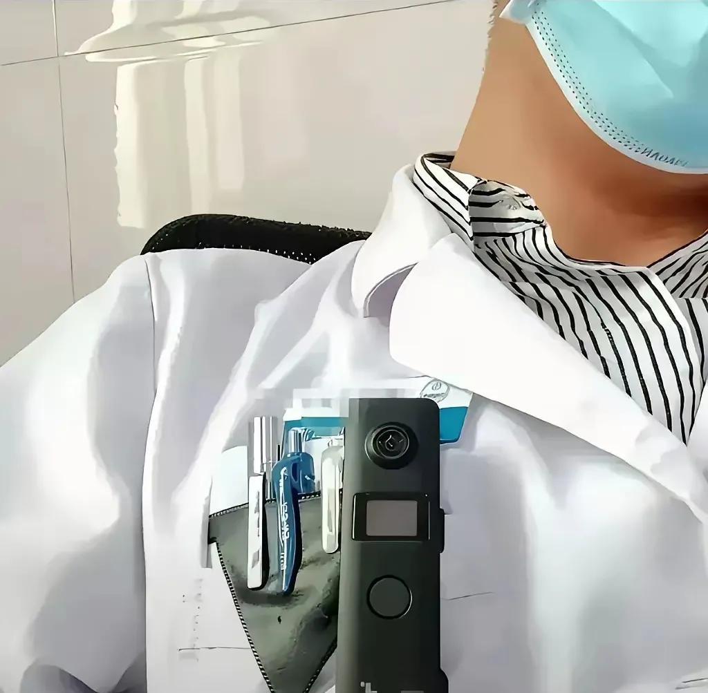 蝴蝶效应立马显现！
现在连医生坐诊也要开执法记录仪了，你能想象得到吗？
本来就很