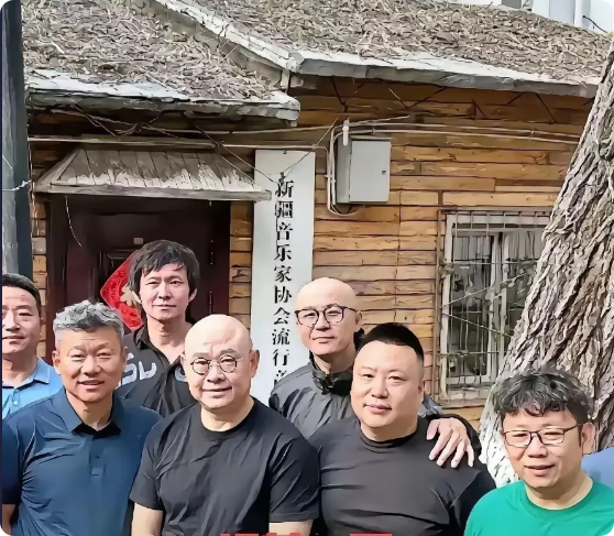　　刀郎在新疆租住的房子，新疆至今还保留着，低矮破旧，紧靠在一橦白色的大房子后面