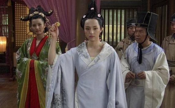 1009年的一天，一个年轻貌美的尼姑李氏伺候宋真宗赵恒洗澡时，赵恒按耐不住，便把