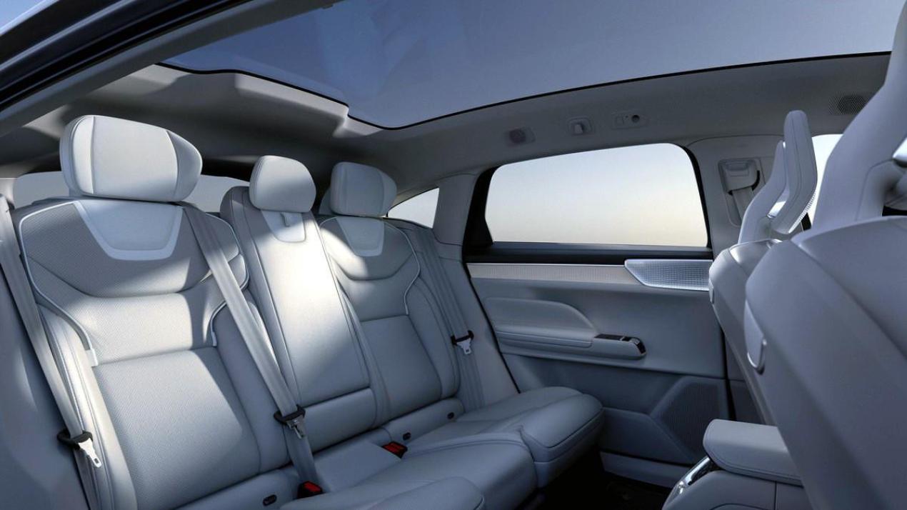 沃尔沃ES90是一款掀背车 后轮驱动或全轮驱动 百公里加速仅需4秒