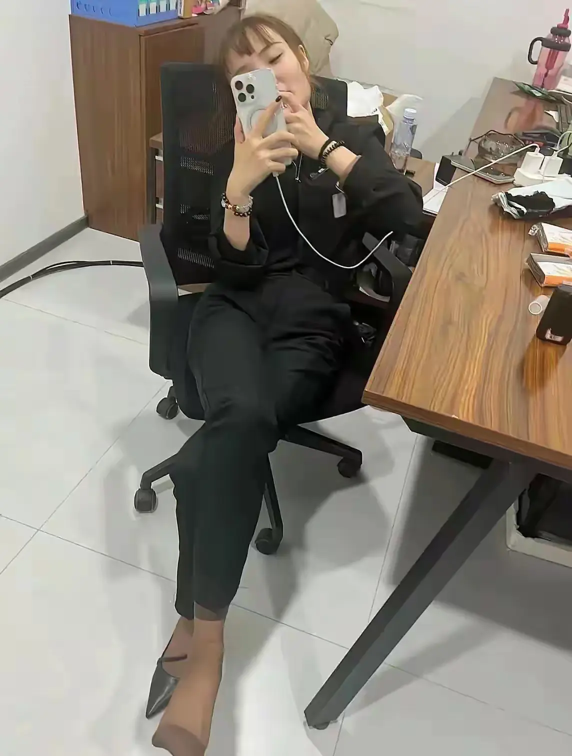 上班一天到晚玩手机，要不要开除了？
