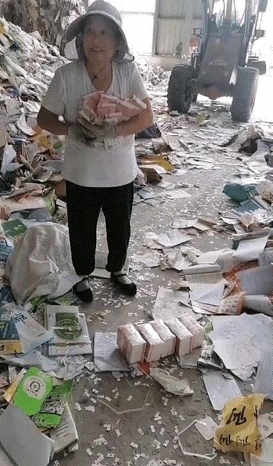 收废品能够收到这么多东西，看起来让人充满了诱惑，也不知道这一堆东西是真的还是假的