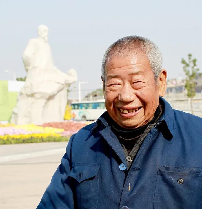 慈悲为怀多行善
为家为国多奉献
人前背后多点赞
不要对人多意见
人不计较好人缘