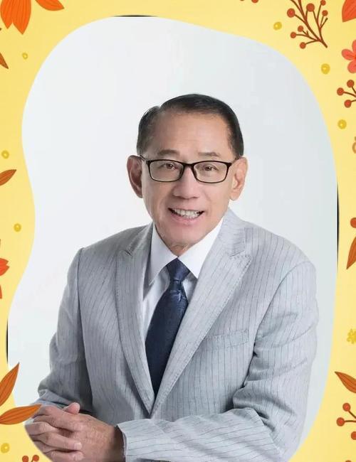 82岁杨受成与45岁容祖儿同框，尽显铁友谊。英皇巨亏、贷款逾期，容祖儿、谢霆锋等
