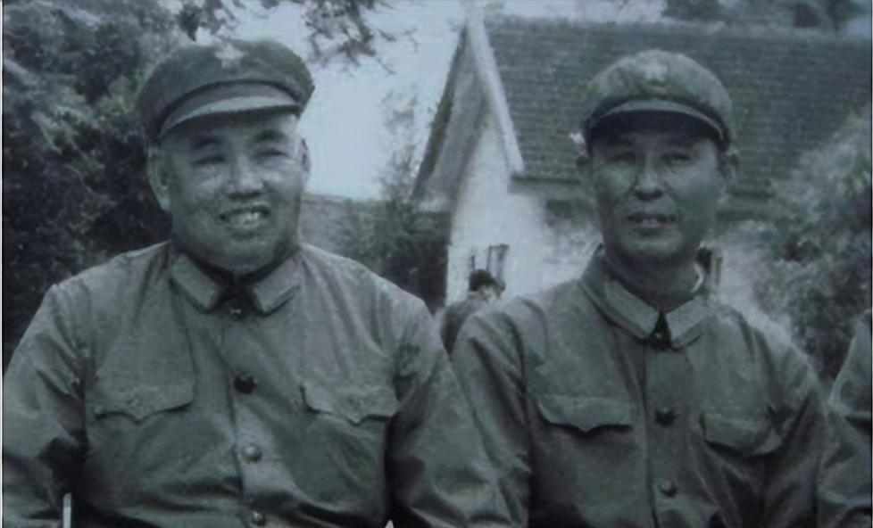 长征途中，在一次战斗中，红十师师长陈锡联不幸受伤。他腹部中弹，军服染血，脸色苍白