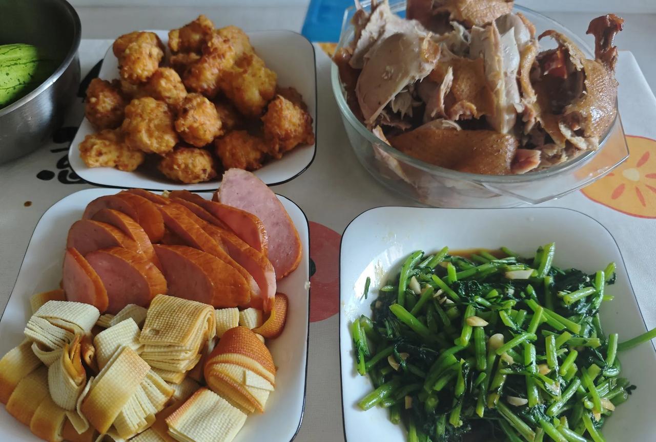 昨晚我老紧张了[捂脸]。
因为要视频，所以 她俩特意点了外卖在宾馆陪我一起喝。