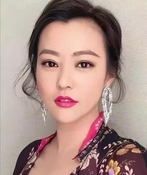 终于弄清楚
为啥郝蕾能去音综当评委了
原因狗知道了都得乐着跑开

水木年