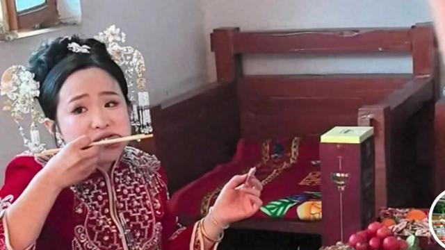 婚礼当天新娘自顾自吃席，奶奶提醒：迎亲队伍马上到了