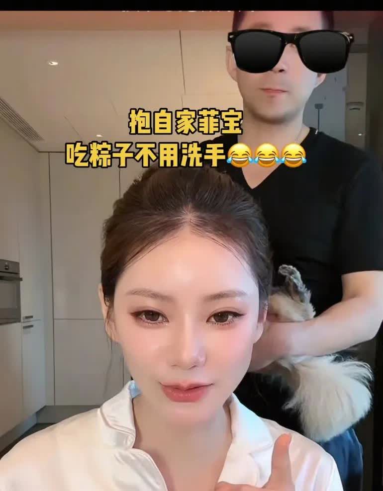 小梅真的好乖，网友提出来抱完狗要洗手，立马去洗手了，如果是张颖颖就又跟粉丝杠上了