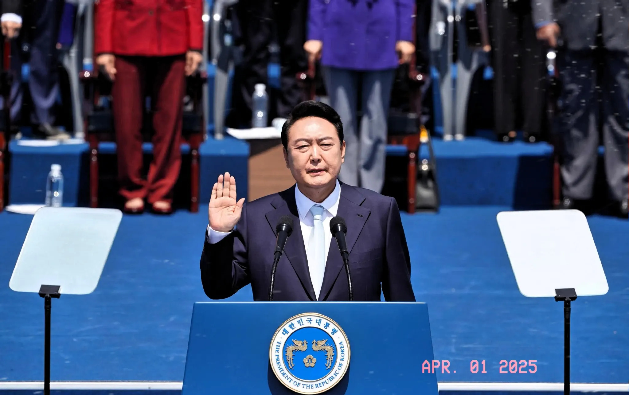 韩国总统尹锡悦面临弹劾











韩国政坛要变天？总统尹锡悦的命运将