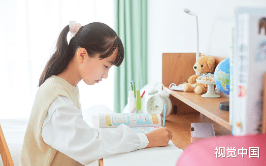 我妈天天逼我学习，上学她在我宿舍装监控监督我，我死后她烧考研考公资料给我