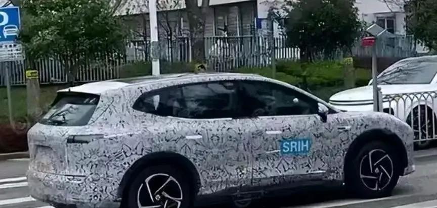 上汽和华为合作的尚界首款SUV路测谍照，所有“界”里面看起来比较小点，貌似是紧凑