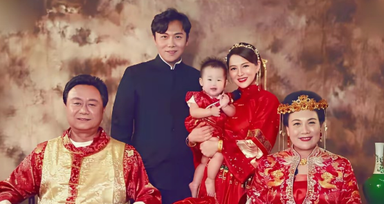 就说几个实际问题吧
看看，人家面对粉丝都是配合拍照，微笑示意，不厌烦，不生气，不